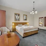 Hotel Reverie - Dependance, Check-in At Metropolitan Star