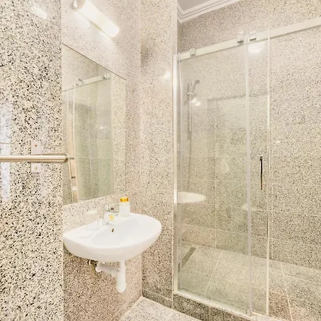 Hotel Reverie - Dependance, Check-in At Metropolitan Star