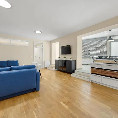 Reverie - Dependance, Check-in At Metropolitan Star