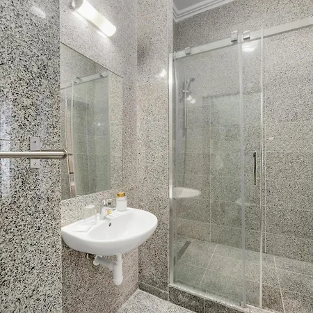 Reverie - Dependance, Check-in At Metropolitan Star