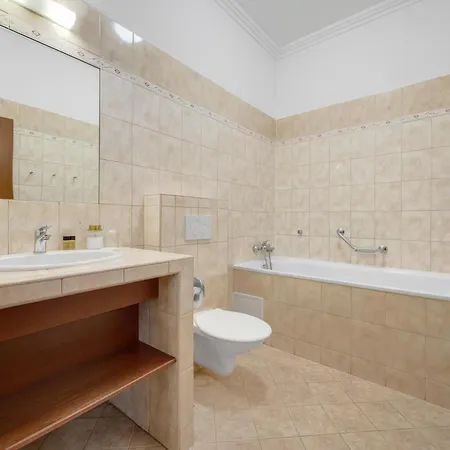 Reverie - Dependance, Check-in At Metropolitan Star מלון