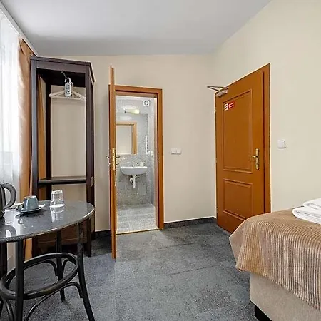 Hotel Reverie - Dependance, Check-in At Metropolitan Star