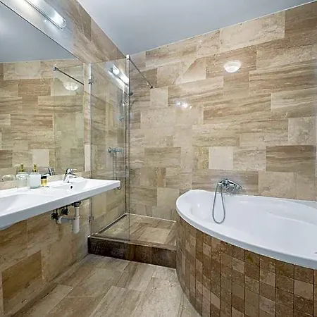 Hotel Reverie - Dependance, Check-in At Metropolitan Star Bratislava