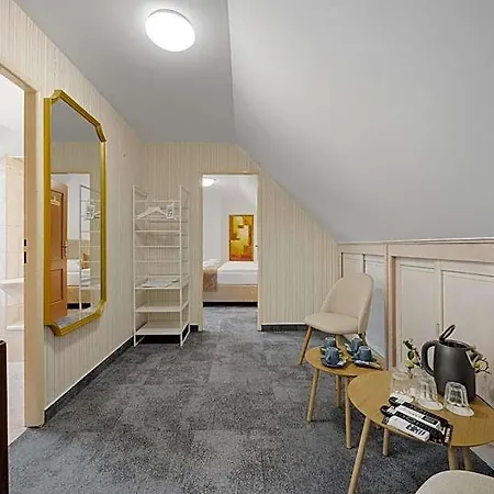 Hotel Reverie - Dependance, Check-in At Metropolitan Star