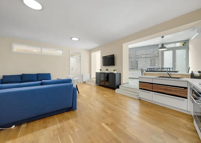 Reverie - Dependance, Check-in At Metropolitan Star