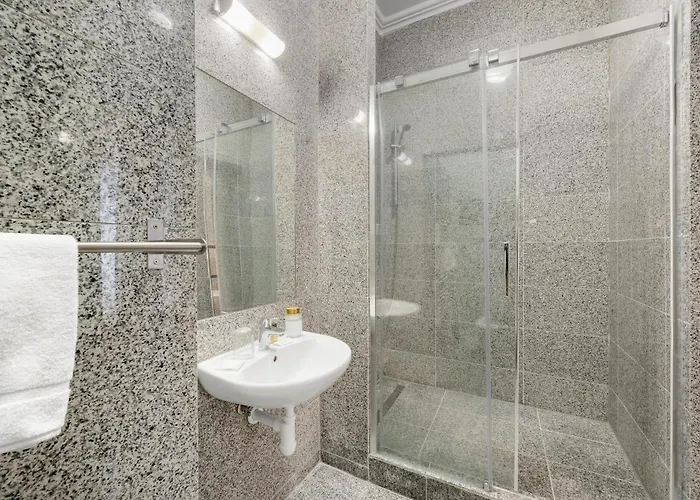 Reverie - Dependance, Check-in At Metropolitan Star